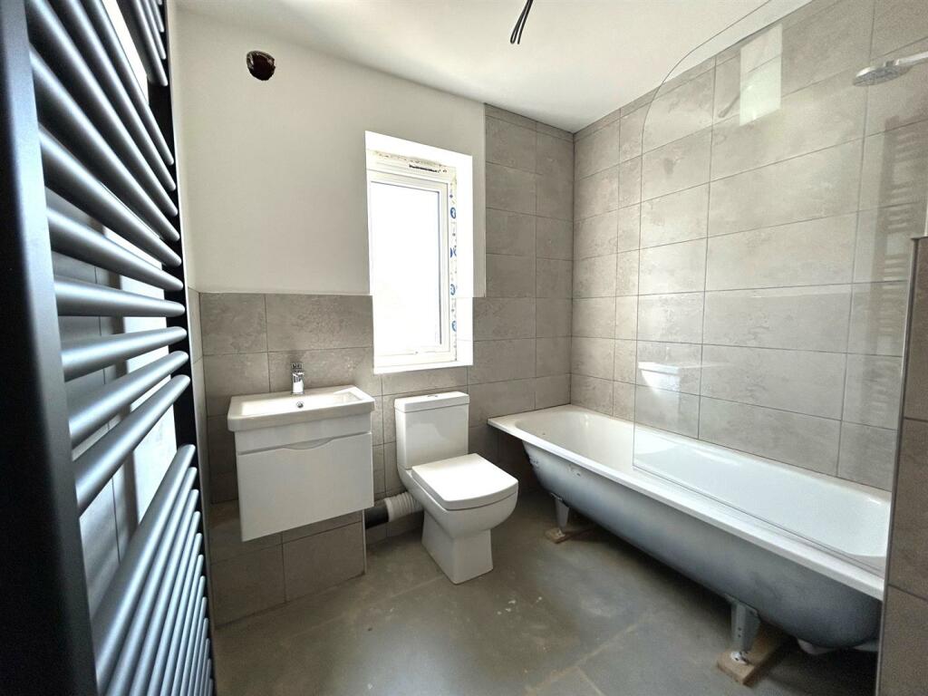 bathroom 2.jpg