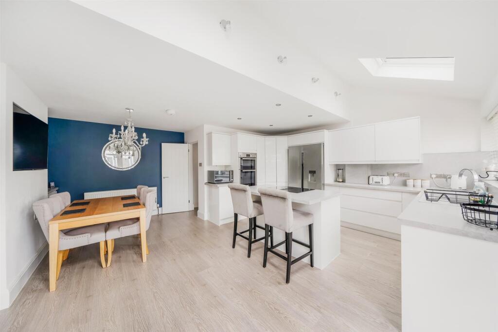 Kitchen 2.jpg