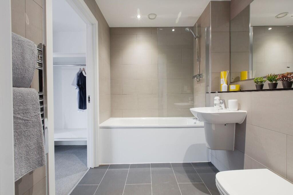 Main Bathroom 