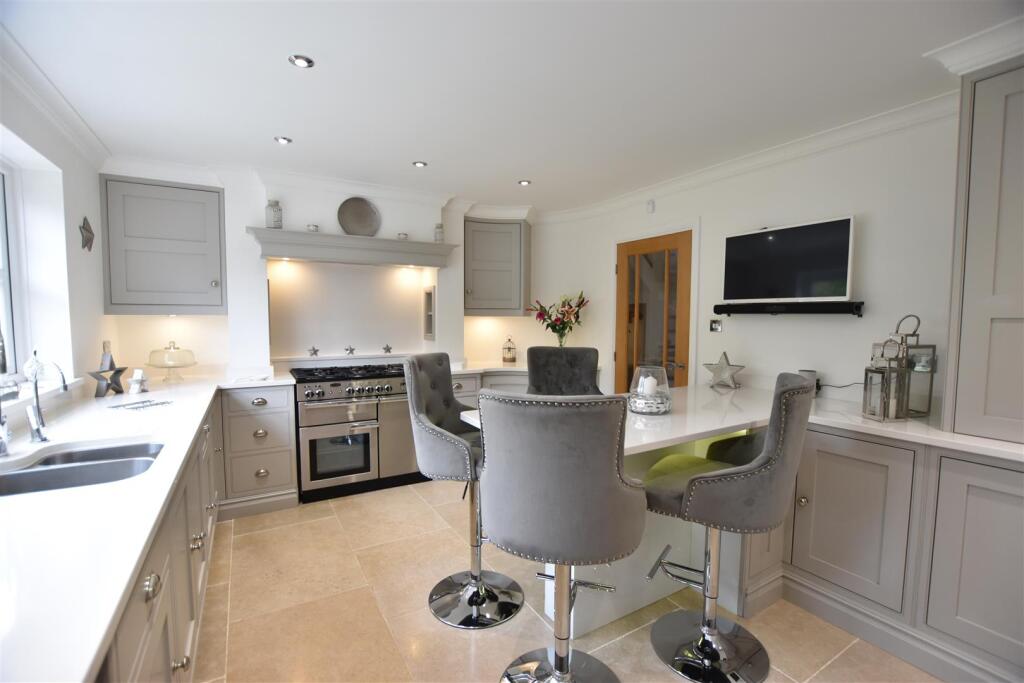 KITCHEN/BREAKFAST ROOM