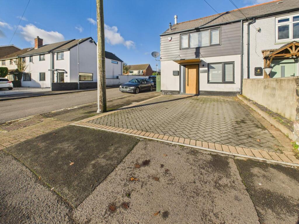 Driveway &amp; Front Entrance