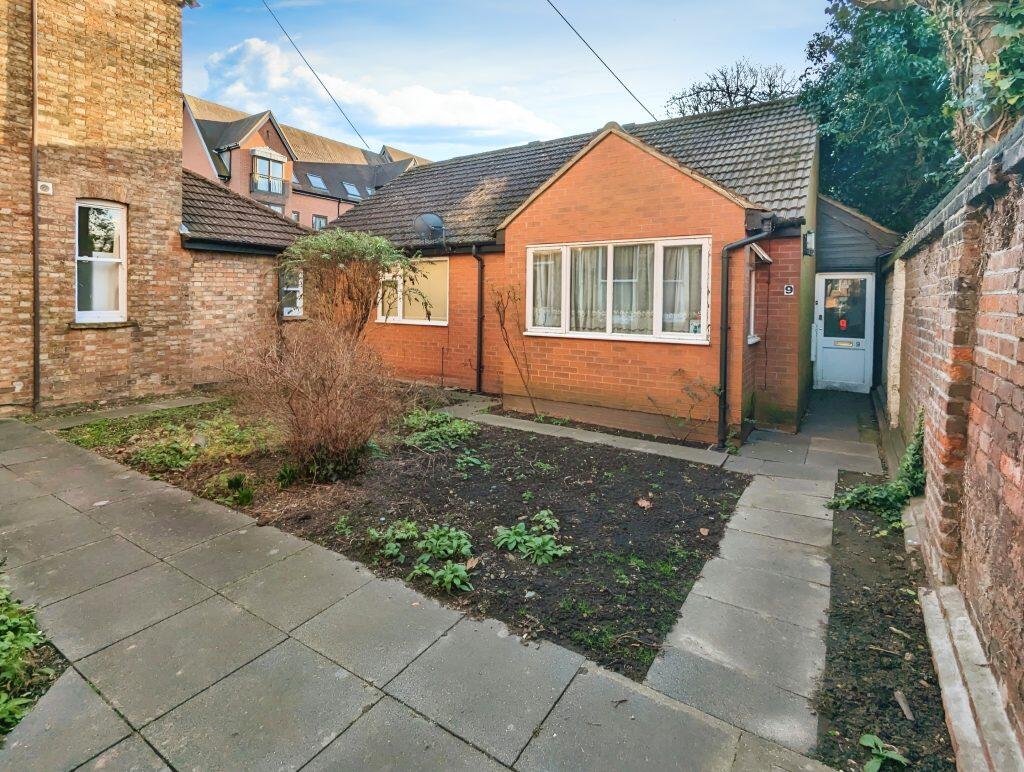 Clapham Road, MK41 – Studio