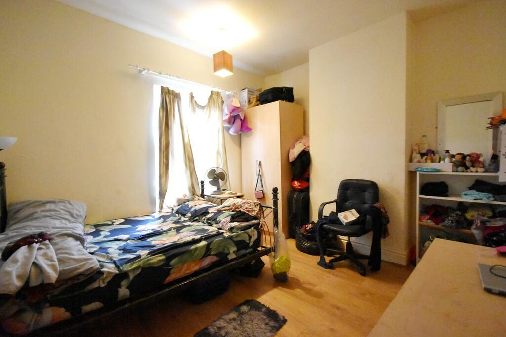 Bedroom 4-min