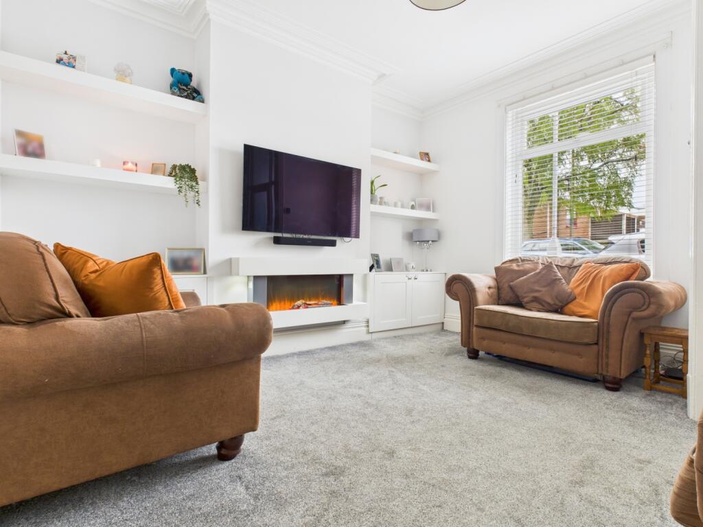 CAM03729G0-PR0165-STILL017