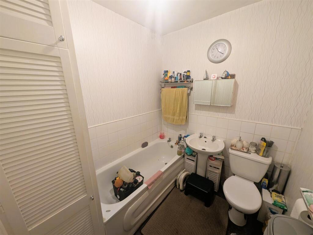 Ground floor family bathroom