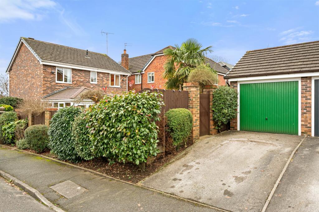 Single Garage &amp; Driveway