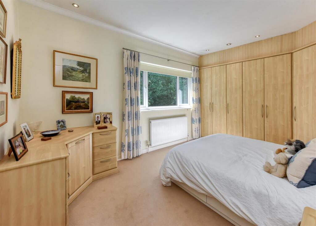 1 Castlecroft Lane-bed3.jpg