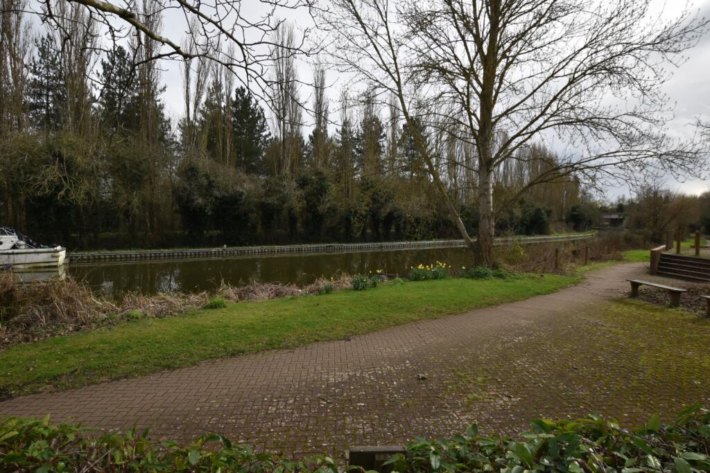 83 Belsize Avenue canal view 2
