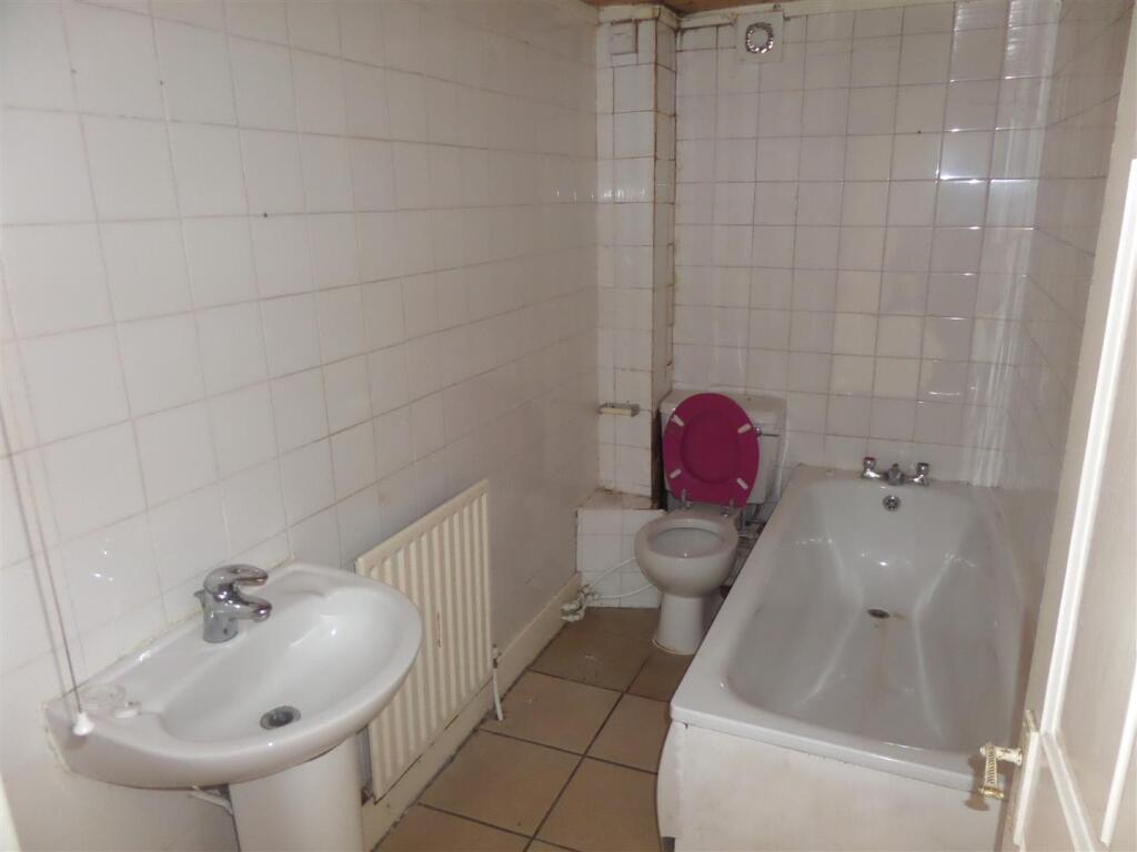 Studio 5 bathroom