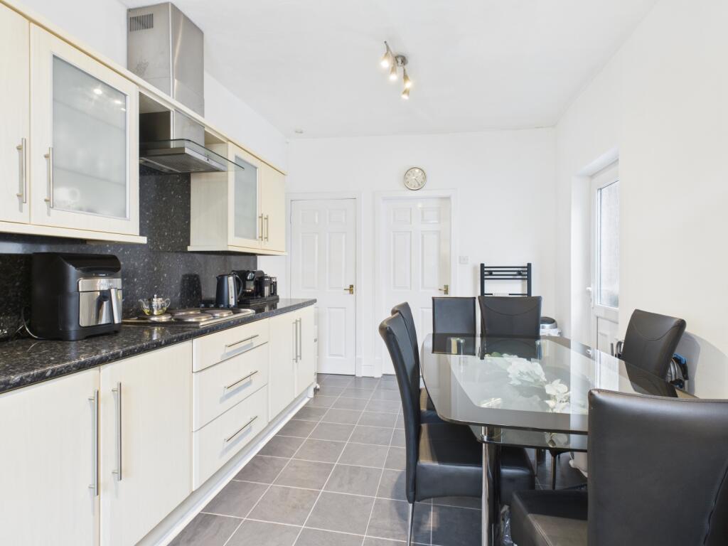 CAM03729G0-PR0166-STILL009