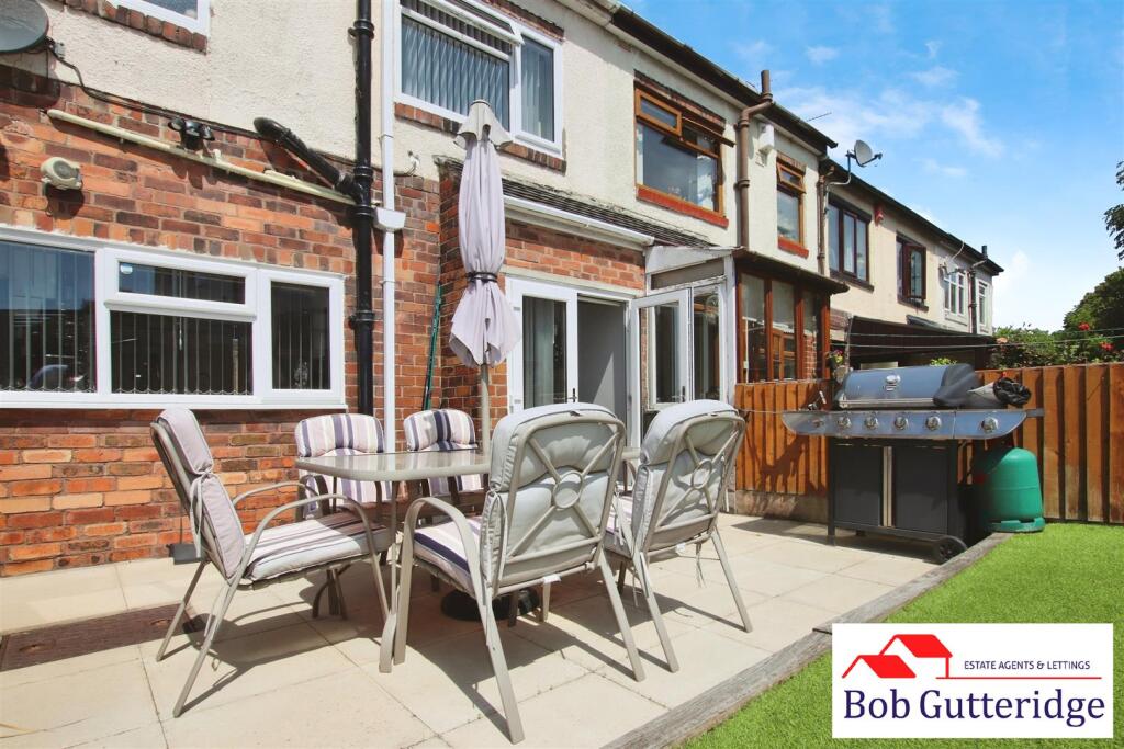 ENCLOSED REAR GARDEN