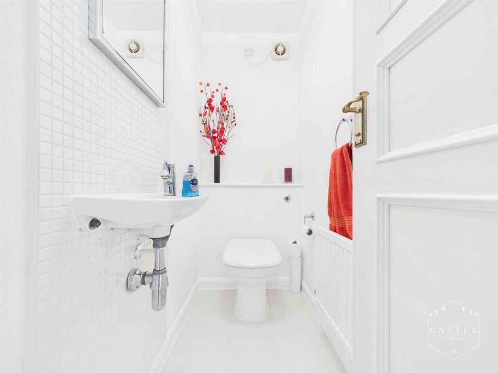 GUEST CLOAKROOM