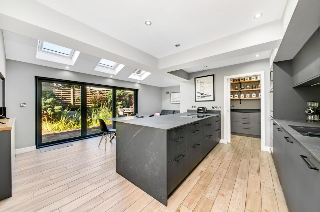 OPEN-PLAN DINING KITCHEN AND FAMILY ROOM