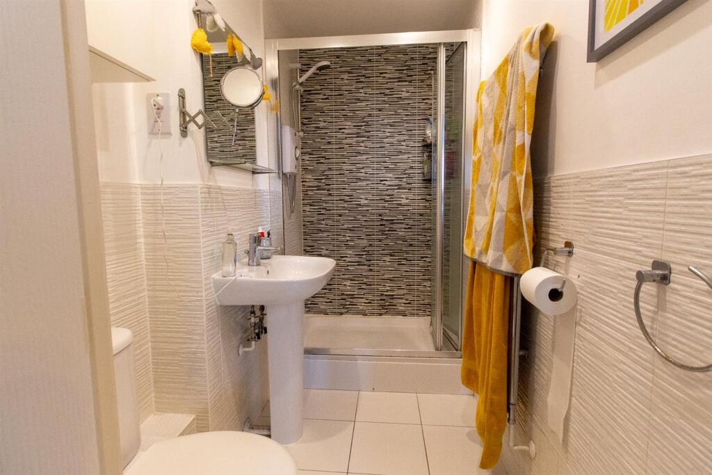 66 Cedar Av - Ensuite.jpg