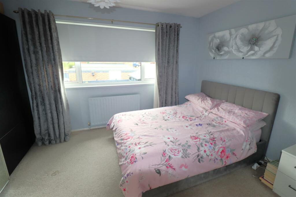 Bedroom 1 (2).JPG