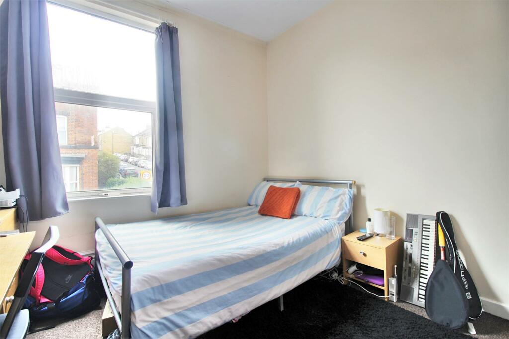 Student-accommodation bedroom 1.jpg