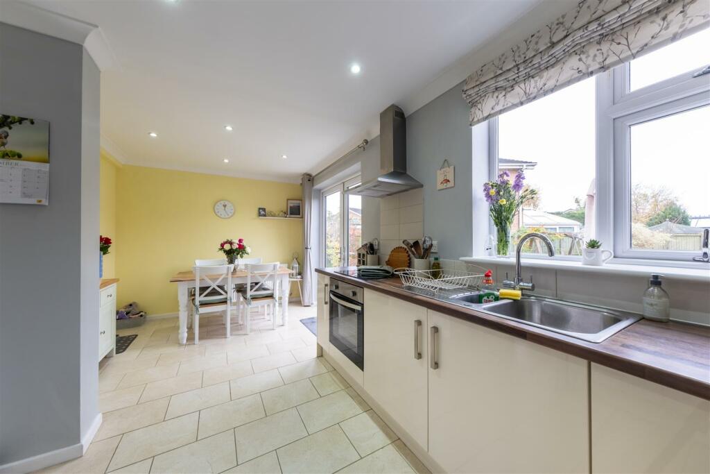 4 Oaktree Close-004.jpg