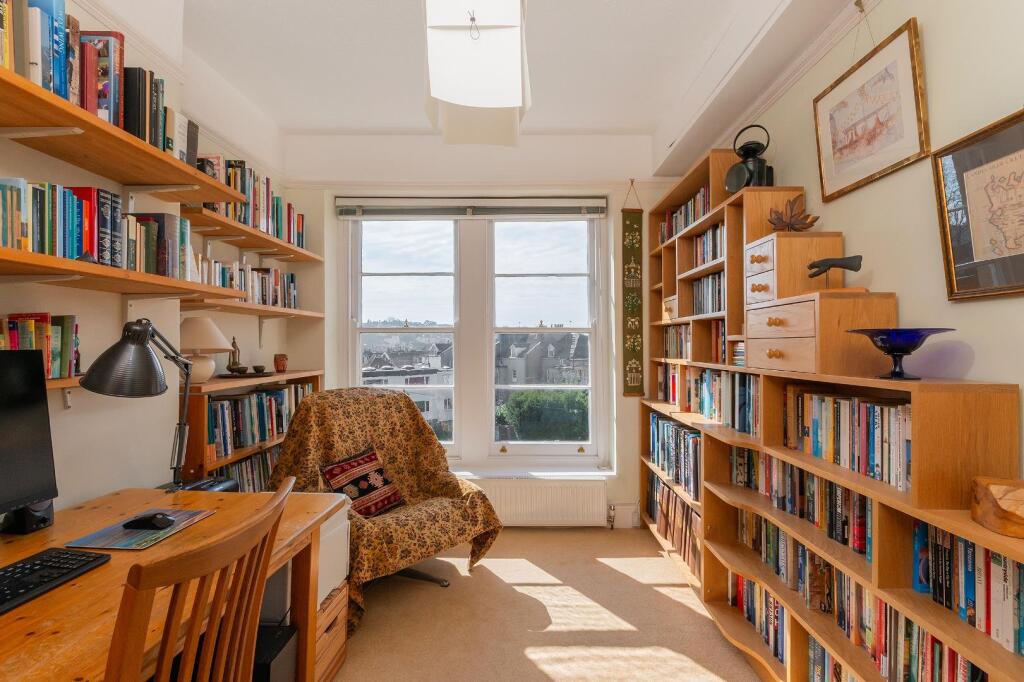 7F2R1RD - Bedroom A.jpg