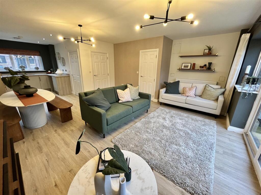 Open Plan Lounge &amp; Dining Area