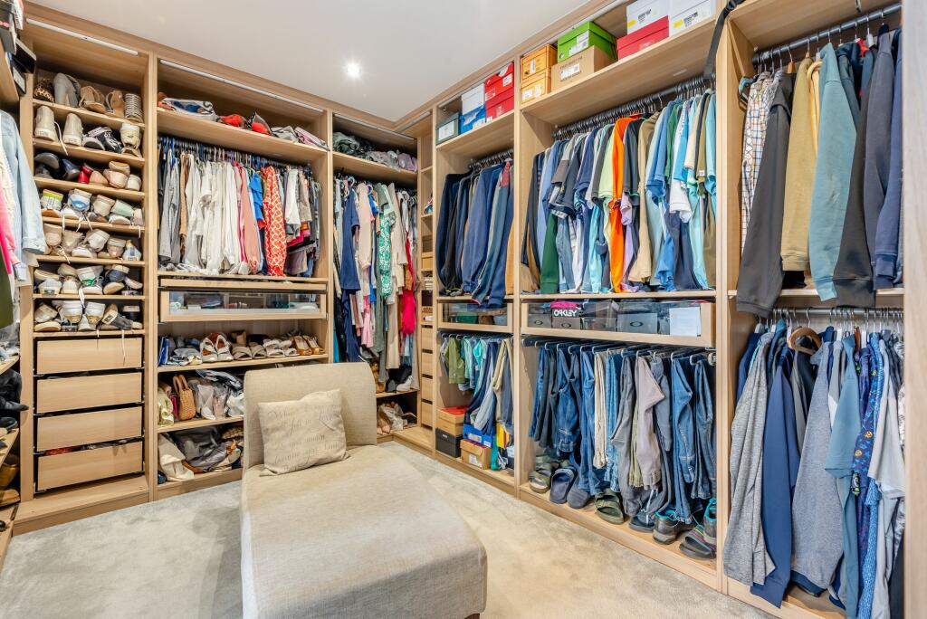 DRESSING ROOM