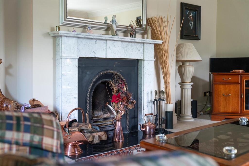 Living Room-7.jpg