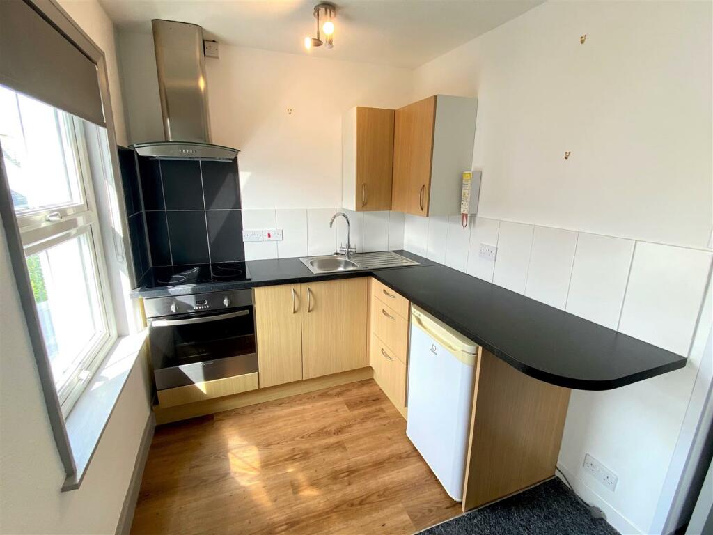 Flat 3, 35 Pentire Avenue Kitchen