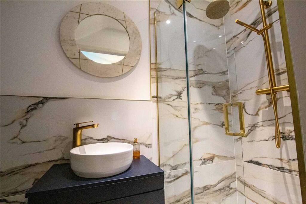 EN-SUITE SHOWER ROOM