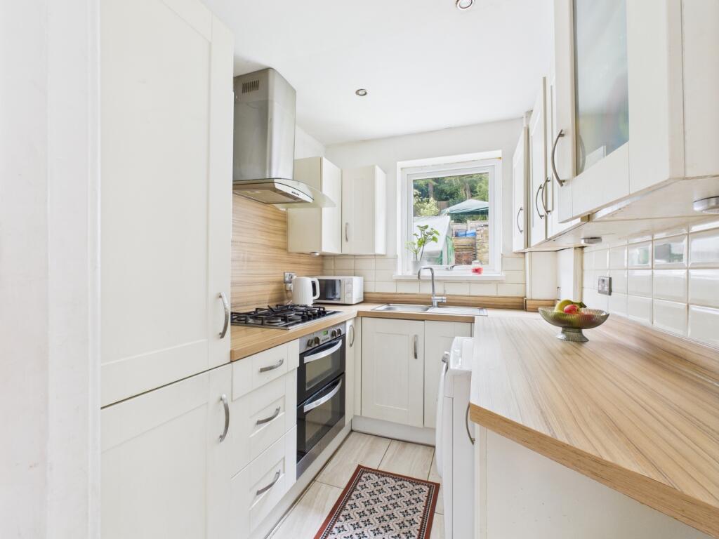 CAM03729G0-PR0109-STILL010