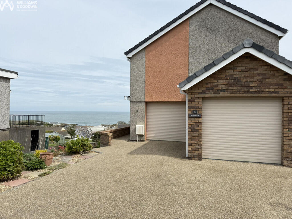 Lon Tarw, Amlwch, LL68