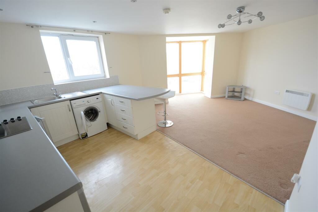 KITCHEN / DINER / LIVING