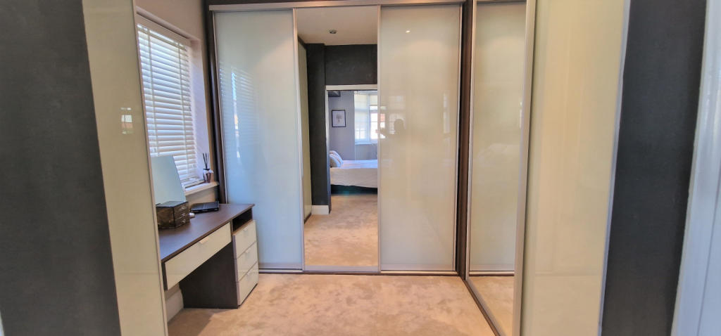 WALK IN WARDROBE ROOM