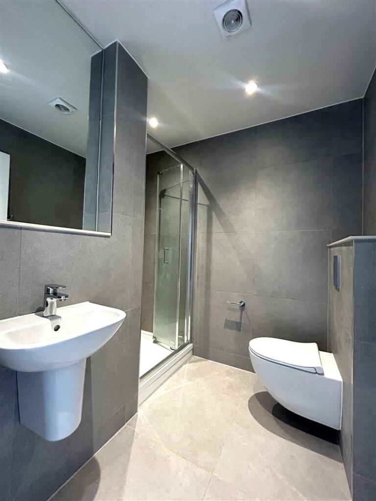 En-suite bathroom.jpg