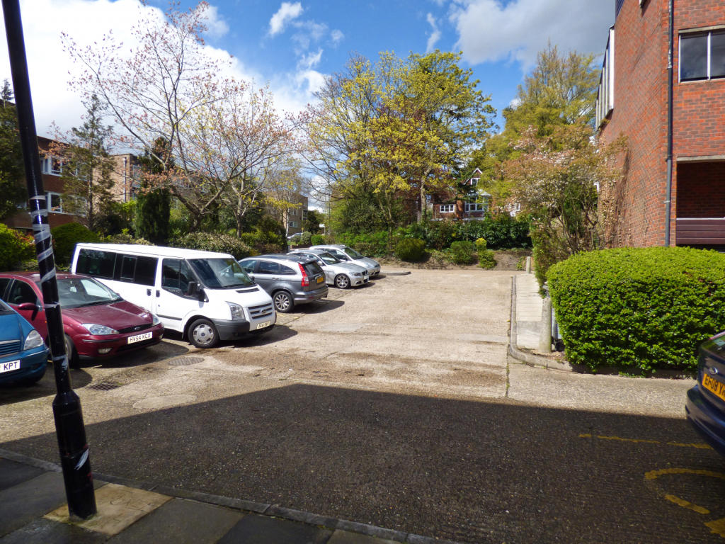 COMMUNAL PARKING