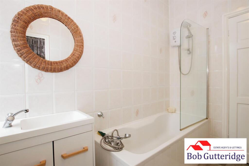 FIRST FLOOR BATHROOM