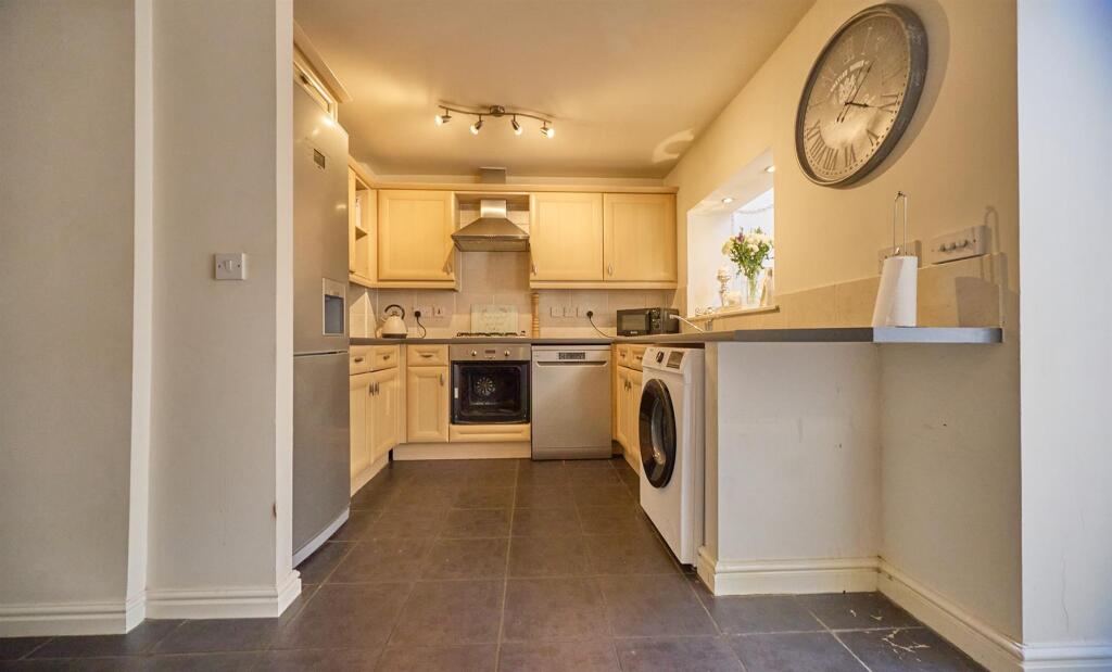 FITTED KITCHEN TO REAR