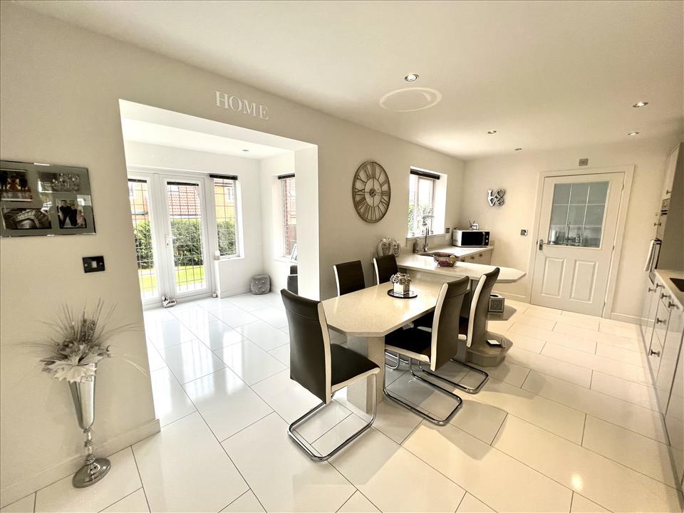 KITCHEN/BREAKFAST ROOM