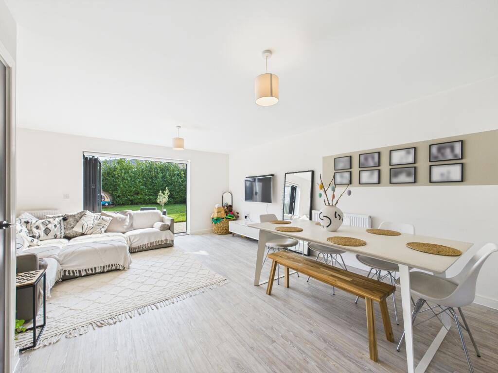 CAM01354G0-PR0468-STILL006