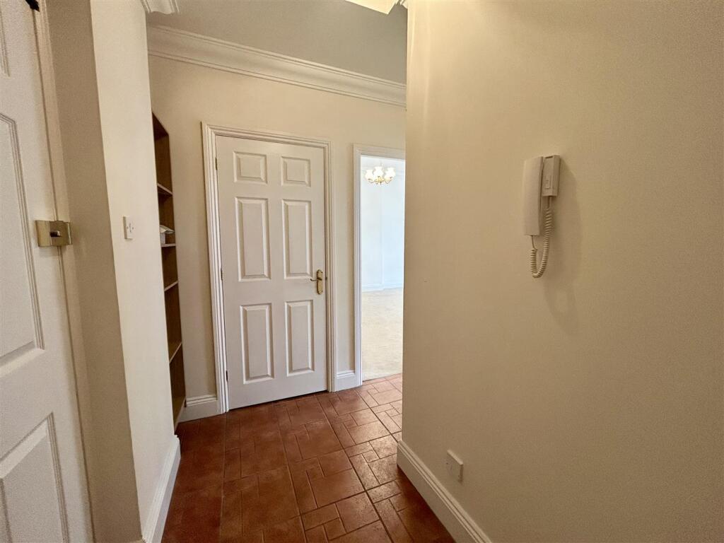 Entrance hall.jpeg