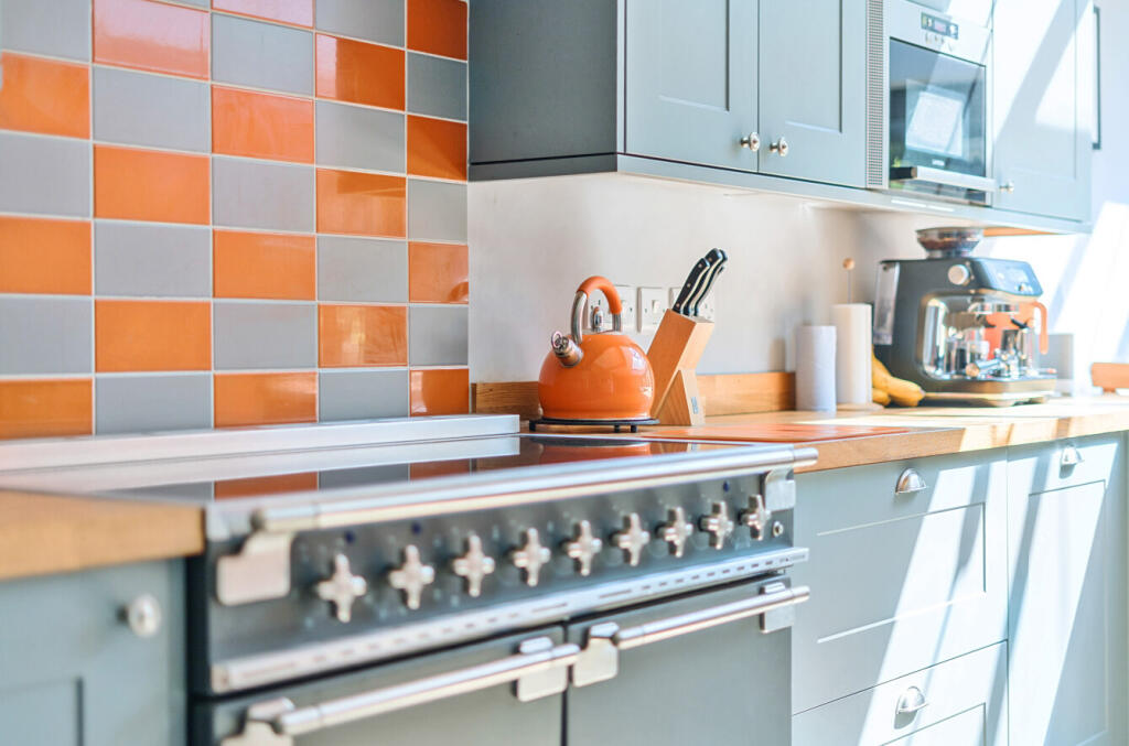 1296551-683042ed3...