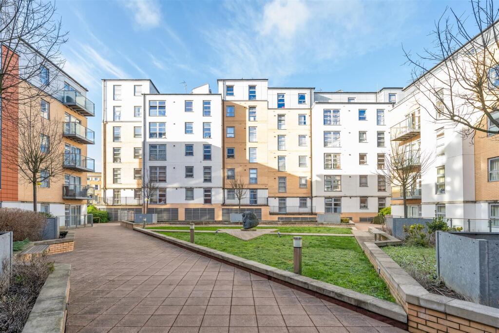 Queen Mary Avenue, E18