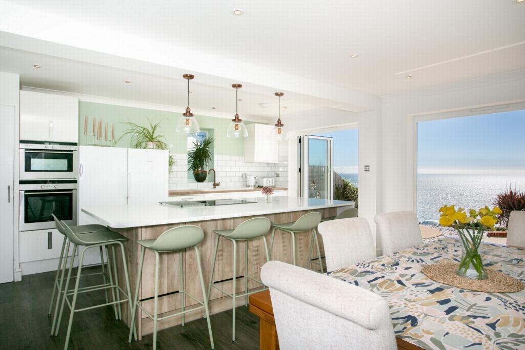 Kitchen/dining rm