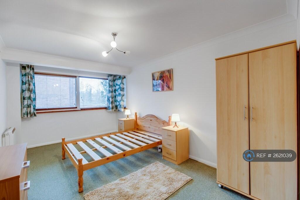 Huge  Master Bedroom Pic 1