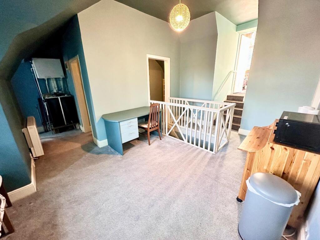 SECOND FLOOR U-SHAPED LANDING