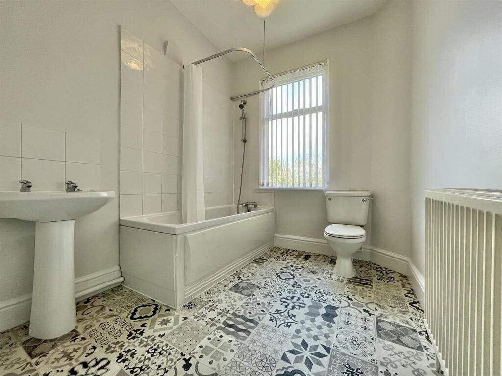 110 Beech Bathroom.jpeg