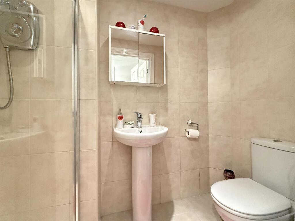 Erlstoke Close 81 - Shower.jpg
