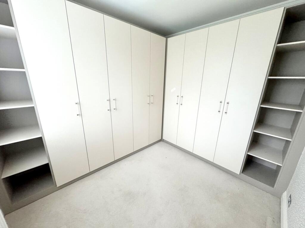 En suite dressing room 2