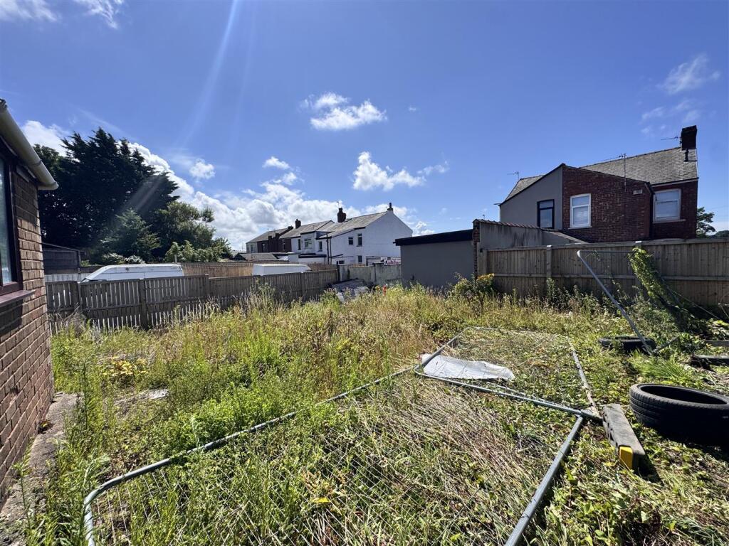 Rear &amp; side garden