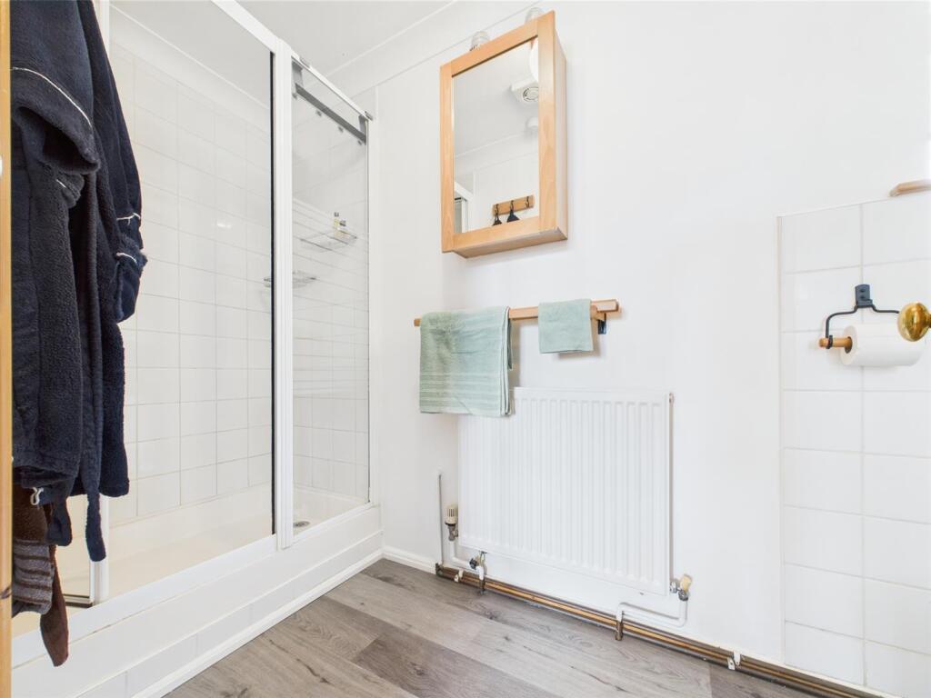 EN-SUITE SHOWER ROOM