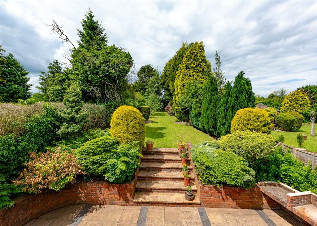 The Squirrels, 27 Stourbridge Road-Garden2.jpg