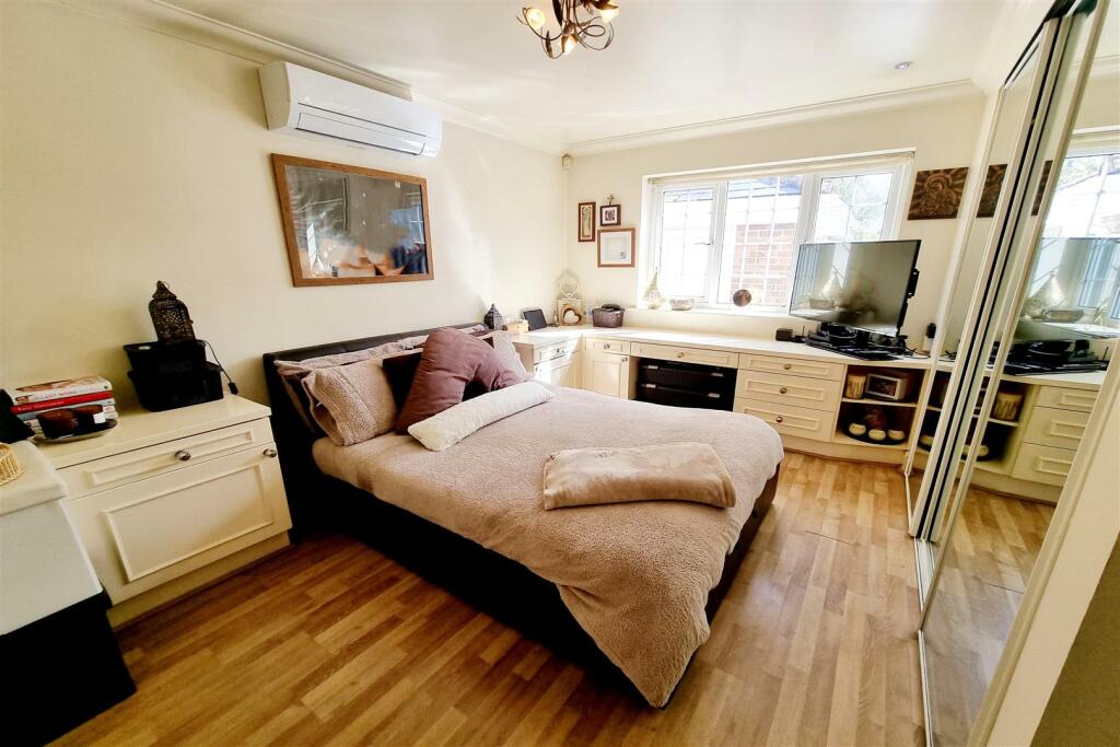 BEDROOM 1: